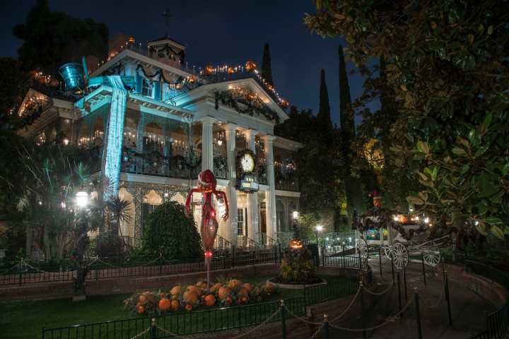 Holiday Season returns to Disneyland Resort Nov. 14