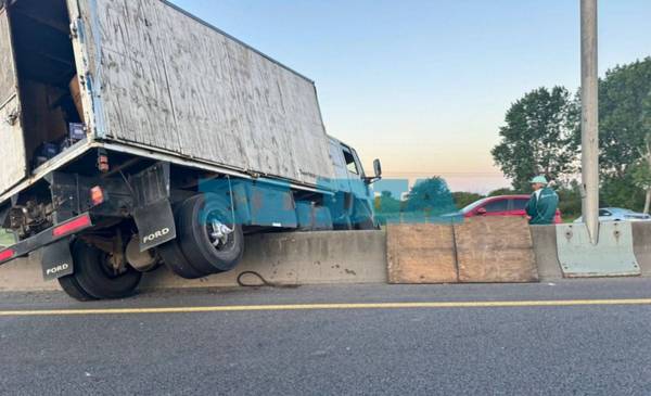 En fotos y video | Impactante accidente en la Autopista La Plata: un camión se cruzó de carril y hay demoras