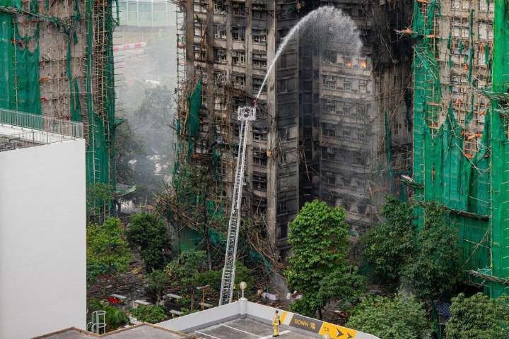 Incendio en Hong Kong deja 55 muertos y 279 desaparecidos en...