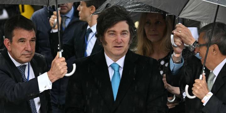 Milei apura la construcción de un nuevo oficialismo y debilita a un PJ roto por el trauma de la derrota