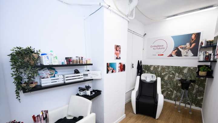 Un salón de belleza solidario nace en Orriols para devolver la confianza a las personas vulnerables