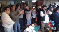 Protestan con ataúd y sombreros en palacio municipal