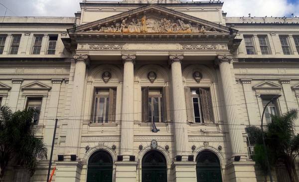 Tiene solo 13 materias y ofrece buena salida laboral: la carrera más corta de la UBA