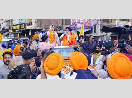 Sukhbir Badal leads roadshow in Tarn Taran, urges voters to deliver ‘Fatwa Against Repression’ Photo Source: Babushahi Bureau [ FULL VIEW ]