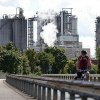 German experts slam spending plans, cut GDP forecast