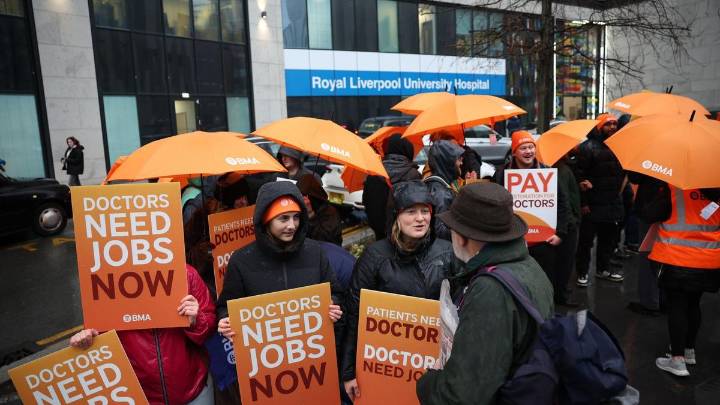 Los médicos residentes de Inglaterra elevan la presión sobre el Gobierno laborista con nuevas jornadas de huelga