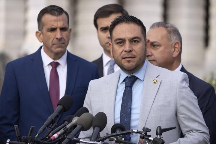 Gabe Vásquez lanza una iniciativa para proteger a “tierras sagradas” de la industria petrolera