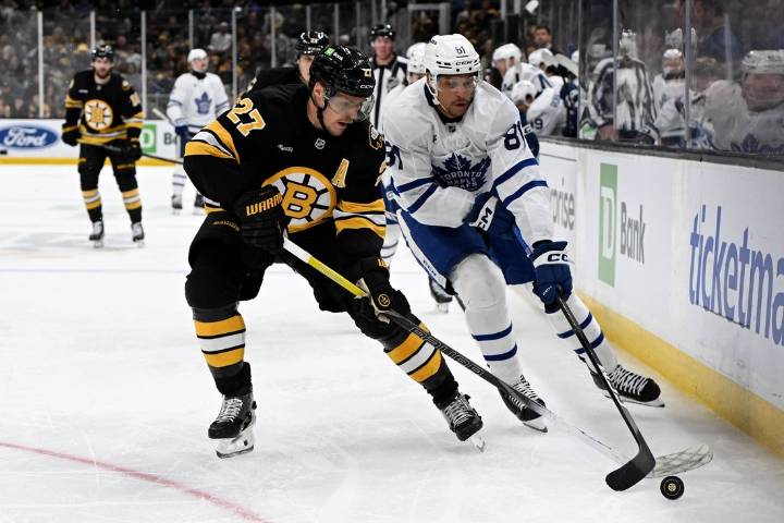 Deadspin | David Pastrnak's 400th, 401st goals power Bruins past Leafs