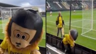 Video | Un hecho insólito protagonizó la mascota del equipo Burton Albion: fue expulsada del partido por estar en estado de embriaguez