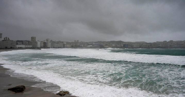 Una borrasca impulsará vientos fuertes y lluvias persistentes en Galicia con alerta por oleaje