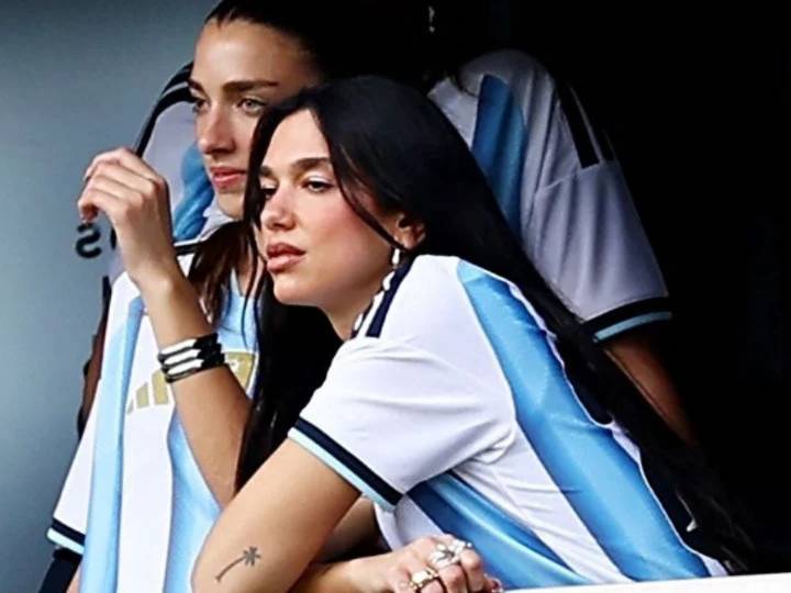 Dua Lipa sorprende en partido de Boca Juniors contra River Plate