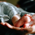 Autorizan la cirugía a un bebé pese al rechazo...