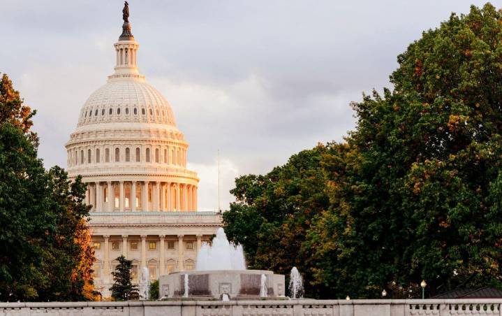 Senado federal aprueba legislación para poner fin al cierre de gobierno más largo en la historia de EE. UU.