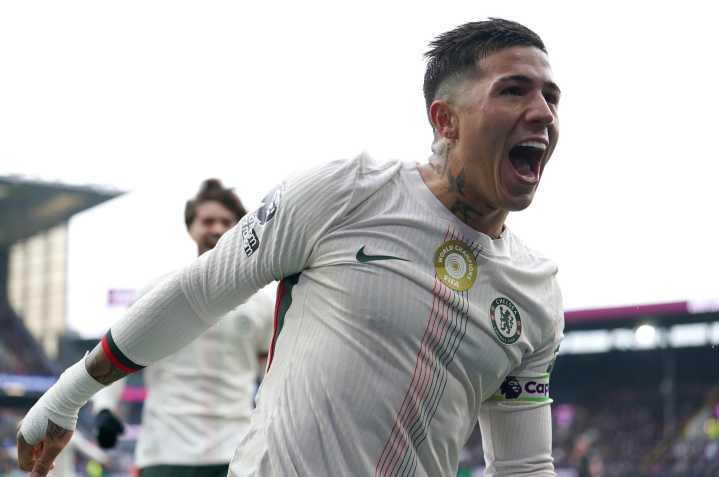 Chelsea vence 2-0 a Burnley y recorta distancia con el Arsenal