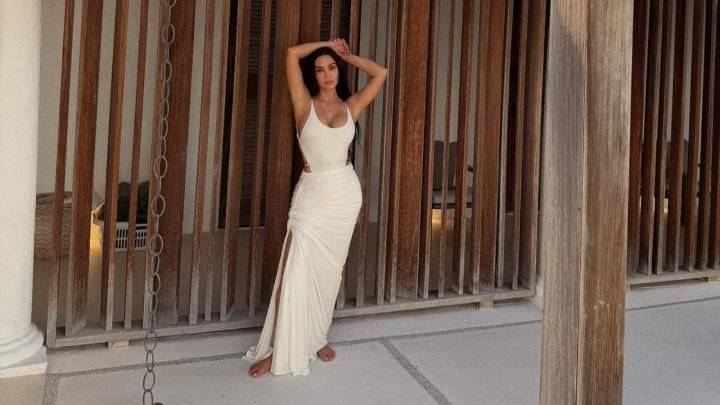 Kim Kardashian's Modest Swimsuit Can Be Inspo For Your Next Beach Vacay