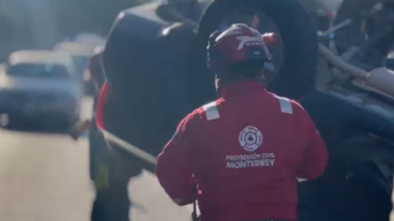 Conductor pierde el control y vuelca en Monterrey