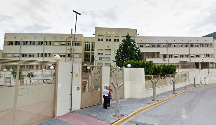Un niño de 14 años, apuñalado por otro en la entrada al instituto en el pueblo granadino de Albuñol