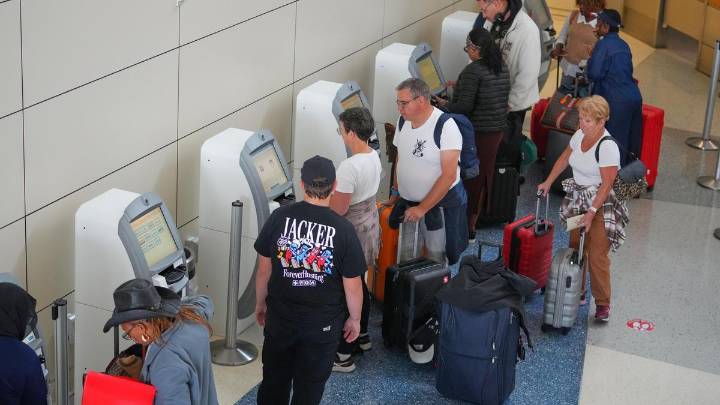 More Than 1,000 Flights Cut In U.S. Shutdown Fallout