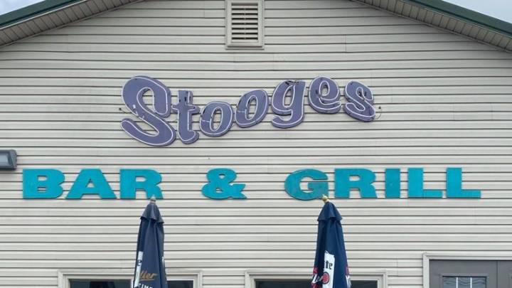 La aleatoriedad del desastre aéreo de UPS conmociona a los clientes del "happy hour" de un popular bar local