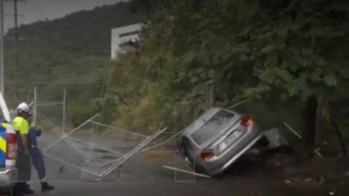 Conductora Derrapa y Chocar contra Malla Ciclónica en Avenida Morones Prieto en Monterrey