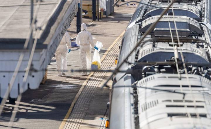 Ataque en un tren hacia Londres: dos detenidos y diez heridos en una noche de violencia