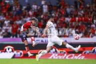 Atlas contiene al campeón, pero agoniza