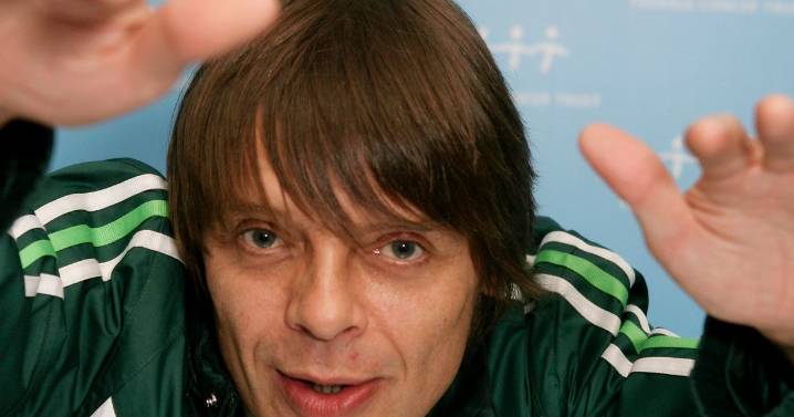 Life of Stone Roses' Mani shown in 10 brilliant photos after tragic death