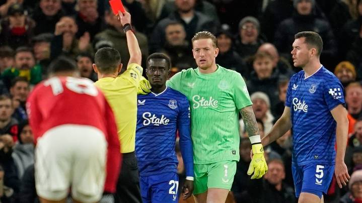 Everton's Gueye sent off for slapping teammate during game against Man United