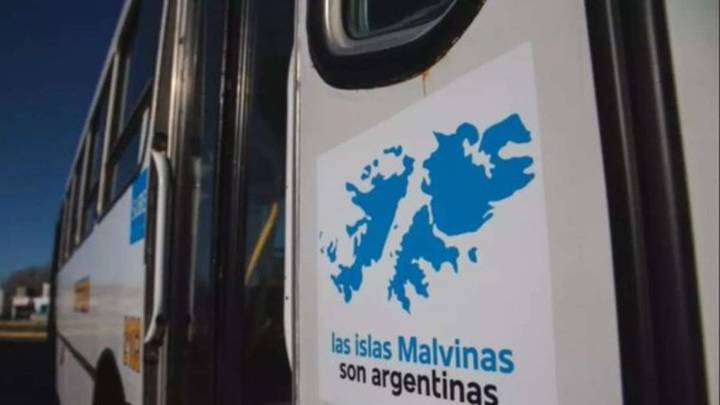 Los colectivos volverán a llevar la frase "Las Islas Malvinas son Argentinas"