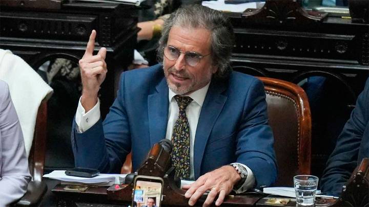 Con el “voto doble” de Benegas Lynch, el oficialismo obtuvo dictamen de mayoría…