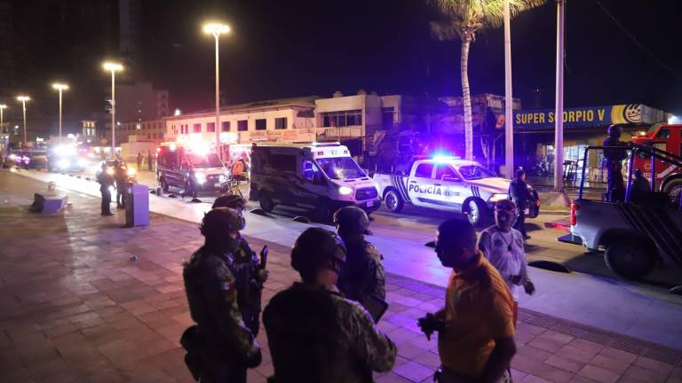 Protección Civil analiza causas de explosión en taquería de Mazatlán