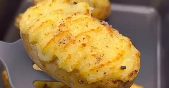 Papas rellenas con bolognesa gratinadas, una receta bomba que sorprende