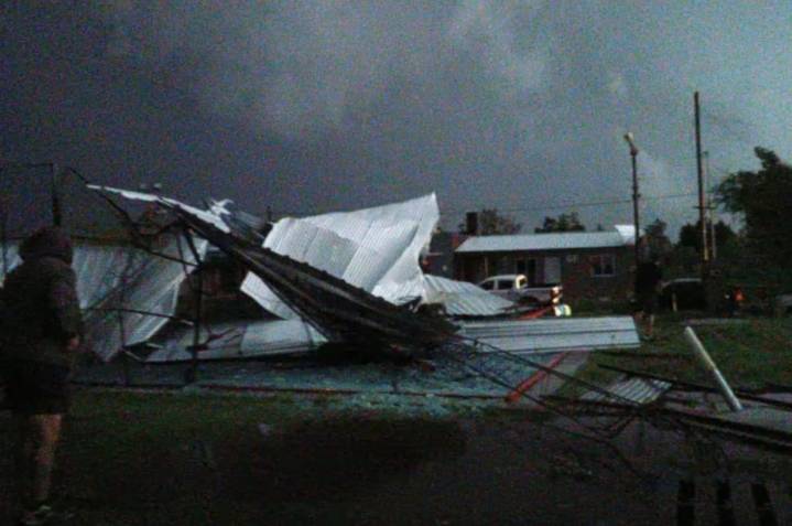 Bajo alerta. Un feroz temporal en Bolívar generó voladuras de techos y destrozó árboles