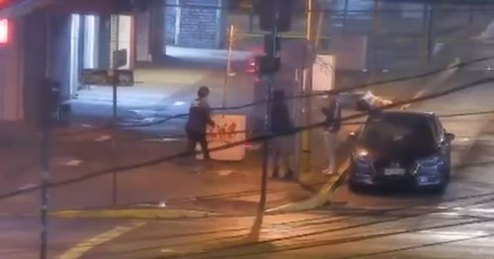 Sujeto es obligado a pagar 300 mil pesos al municipio de Puerto Montt tras rayar jardinera en el centro de la ciudad