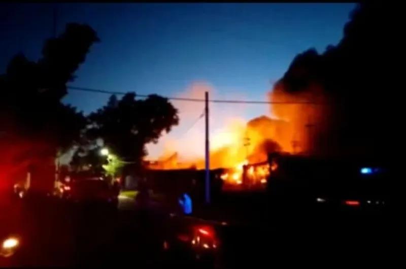 Lomas de Zamora: se incendió una fábrica de plásticos y evacuaron a vecinos