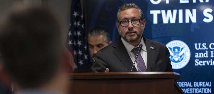 EE.UU. revisará tarjetas de residente de "todos" los migrantes de países de "preocupación"