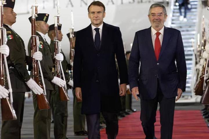 Macron llega a México para reunirse con Sheinbaum; solicitarán devolución del Códice Azcatitlán