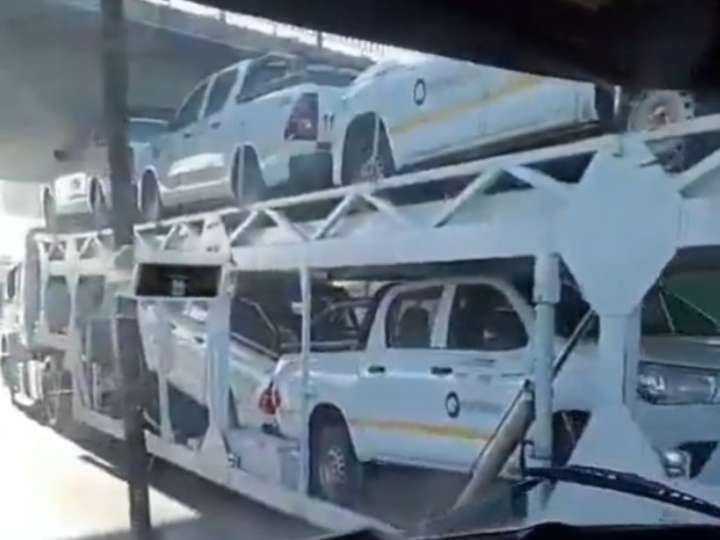 Un camión mosquito quedó atascado debajo de un puente en Panamericana