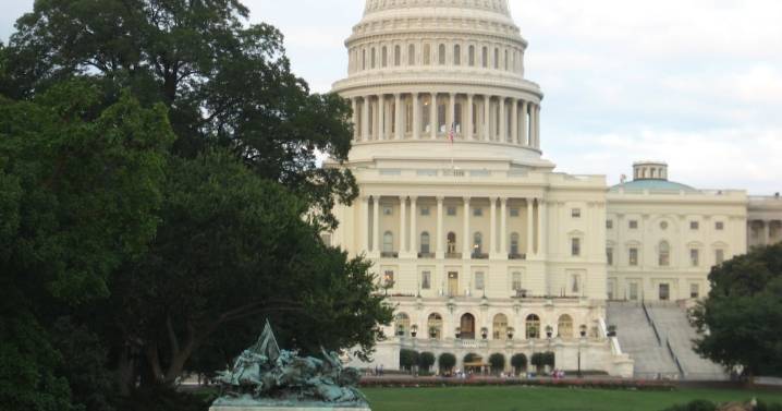 Cámara de Representantes de EE.UU. vota a favor de poner fin al cierre de gobierno más largo de la historia del país