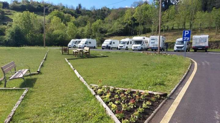 Calcinada una furgoneta camperizada en el área de autocaravanas de Salas: su ocupante sufre quemaduras en una mano