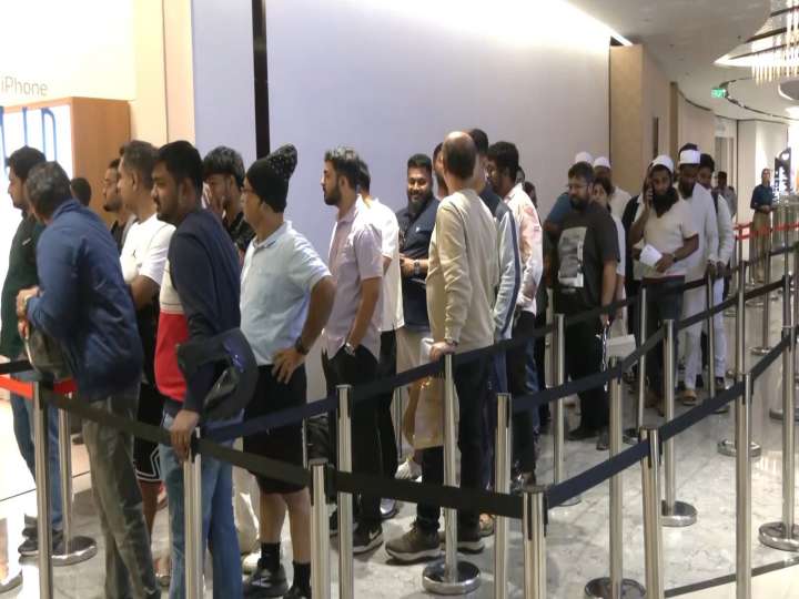 iPhone 17 series sale draws long queues outside in Bengaluru