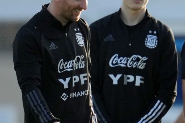 Garnacho detalló lo que es jugar junto a Messi y Cristiano Ronaldo: "Humildad"