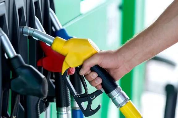 El Gobierno posterga el aumento del impuesto a los combustibles hasta enero de 2026