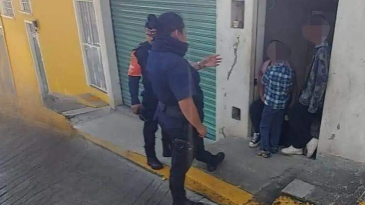 Regresan con su mamá a niño tras deambular solo en la federal México