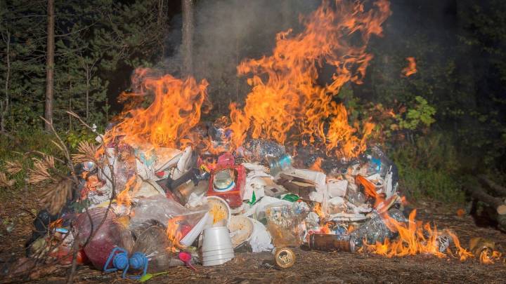Multas severas por quemas ilegales: vecinos siguen prendiendo fuego en patios y veredas