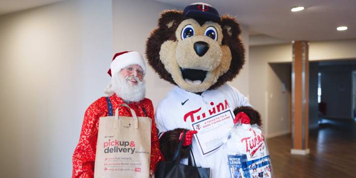 Twins mascot T.C. Bear gives back at Thanksgiving