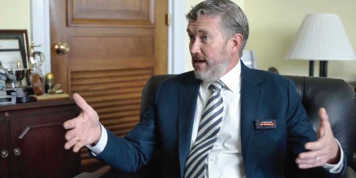 Massie: FBI threatened his staff if he didn’t ‘play ball’ over pipe