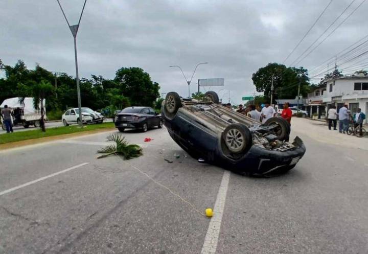 Accidente en la Av. José López Portillo deja un vehículo volcado en Cancún