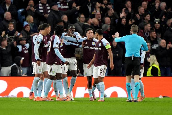 Malen marca dos goles en victoria de Aston Villa sobre Young Boys en la Liga Europa