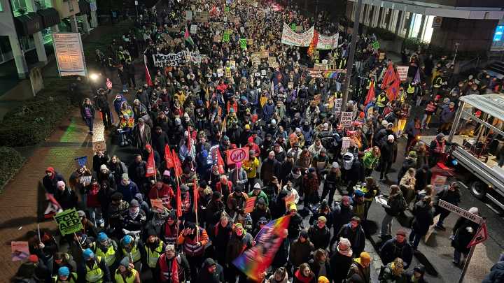 Manifestantes contra AfD retrasan el congreso de refundación de su organización juvenil